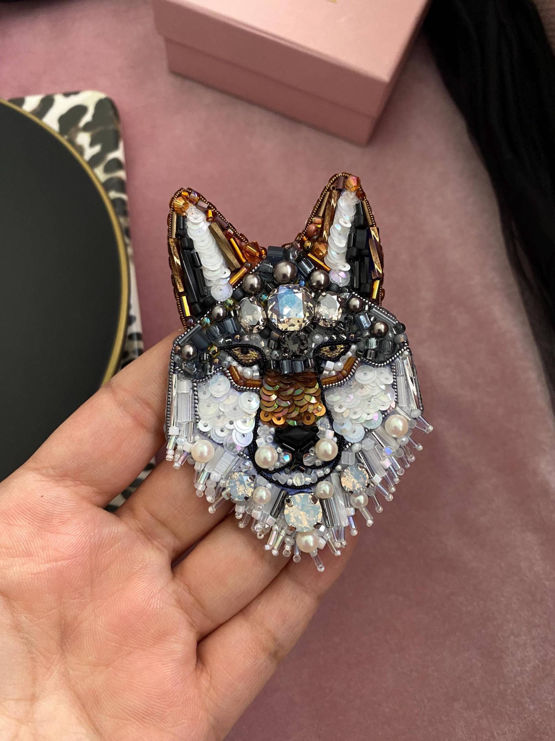 Perlen Wolf Brosche, Handgemachtes Gesticktes Tier Pin von BroochesByRain