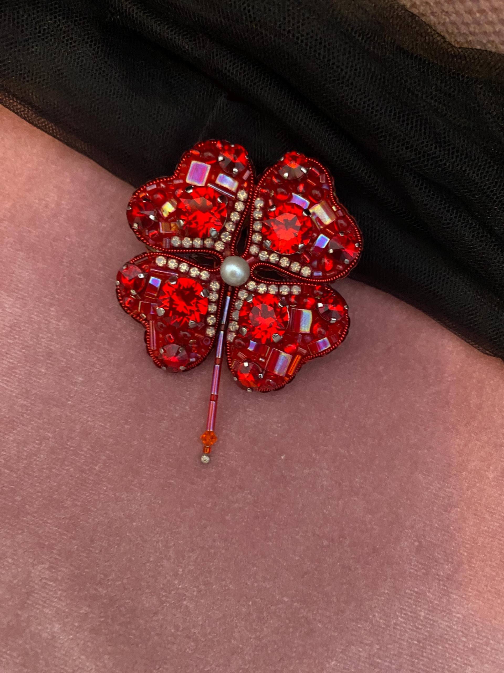 Perlen Brosche Kleeblatt Rote Kristall Anstecknadel Mit 4 Blättchen von BroochesByRain