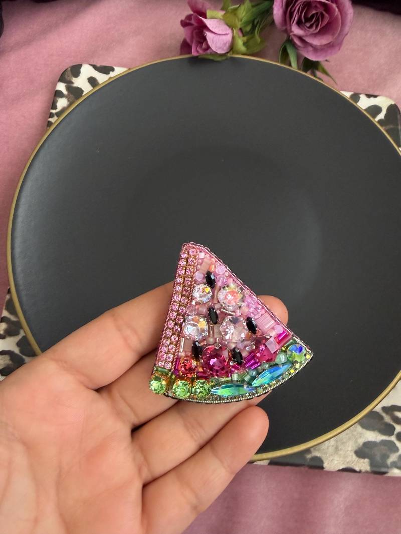 Perlen Wassermelone Brosche, Handmade Gestickt Pin von BroochesByRain