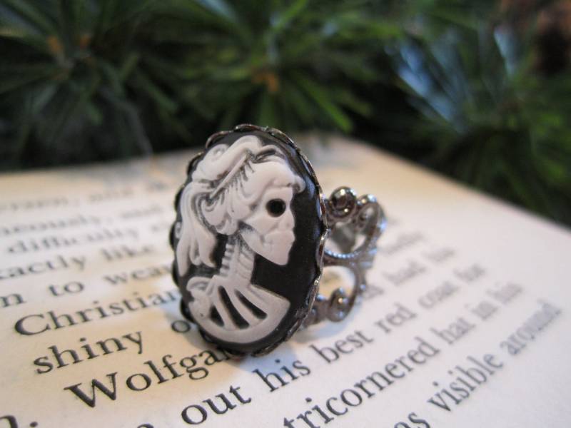 Gothic Skull Cameo Verstellbarer Messingring Gothic Skull Cameo Verstellbarer Messingring von BrookeAlene