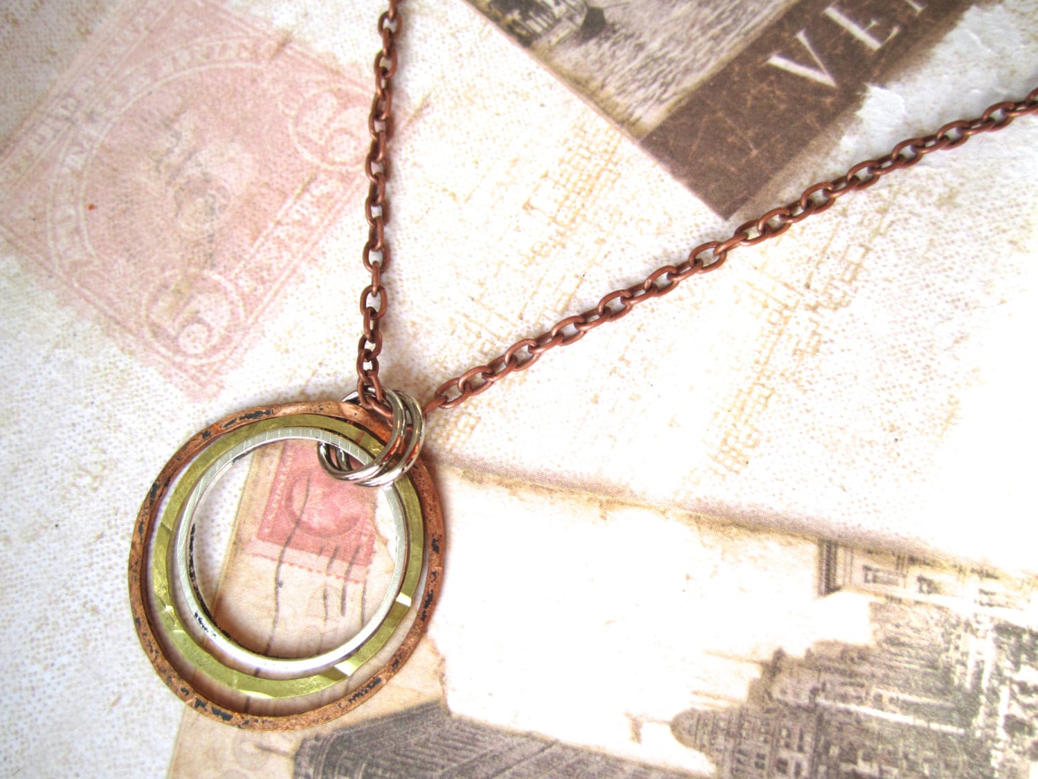 Unity Circles Halskette Aus Gemischten Metallen Unity Circles Halskette Aus Gemischten Metallen von BrookeAlene