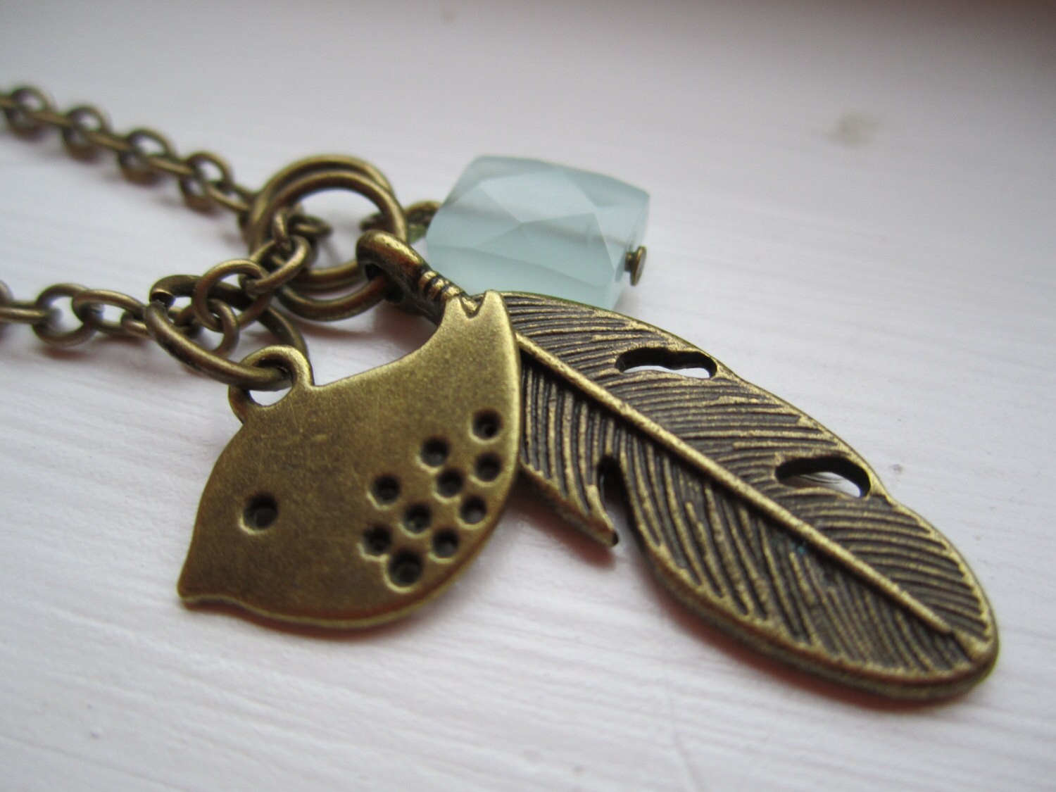 Vogel Und Feder Messing Charm Halskette Vogel Und Feder Messing Charm Halskette von BrookeAlene