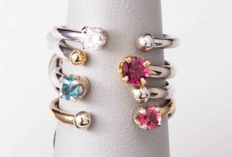 Geöffnet Oktober Birthstone Pink Turmalin in Gelb Und Weiß Gold - Stapelbaren Ring von BrookeSedaVintage