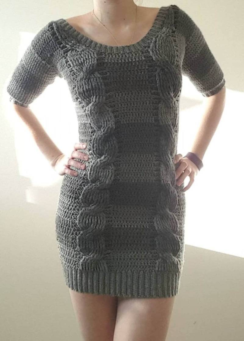 Warmes Und Süßes Low Back Pullover Kleid, Gehäkeltes Graues Zopfkleid Warmes Und Süßes Low Back Pullover Kleid, Gehäkeltes Graues Zopfkleid von BrookesImaginings
