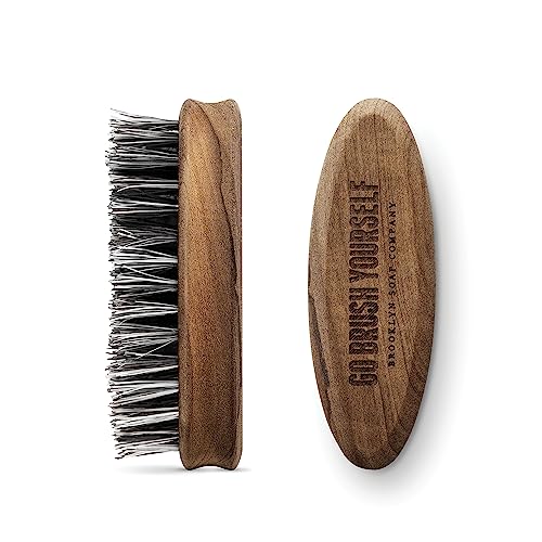 Bartbürste · BROOKLYN SOAP COMPANY · Bürste mit veganen Borsten - für die tägliche Bartpflege von 3-Tage-Bart oder Vollbart · Beard Brush als Geschenk für Männer und für die Reise ✓ von Brooklyn Soap Company