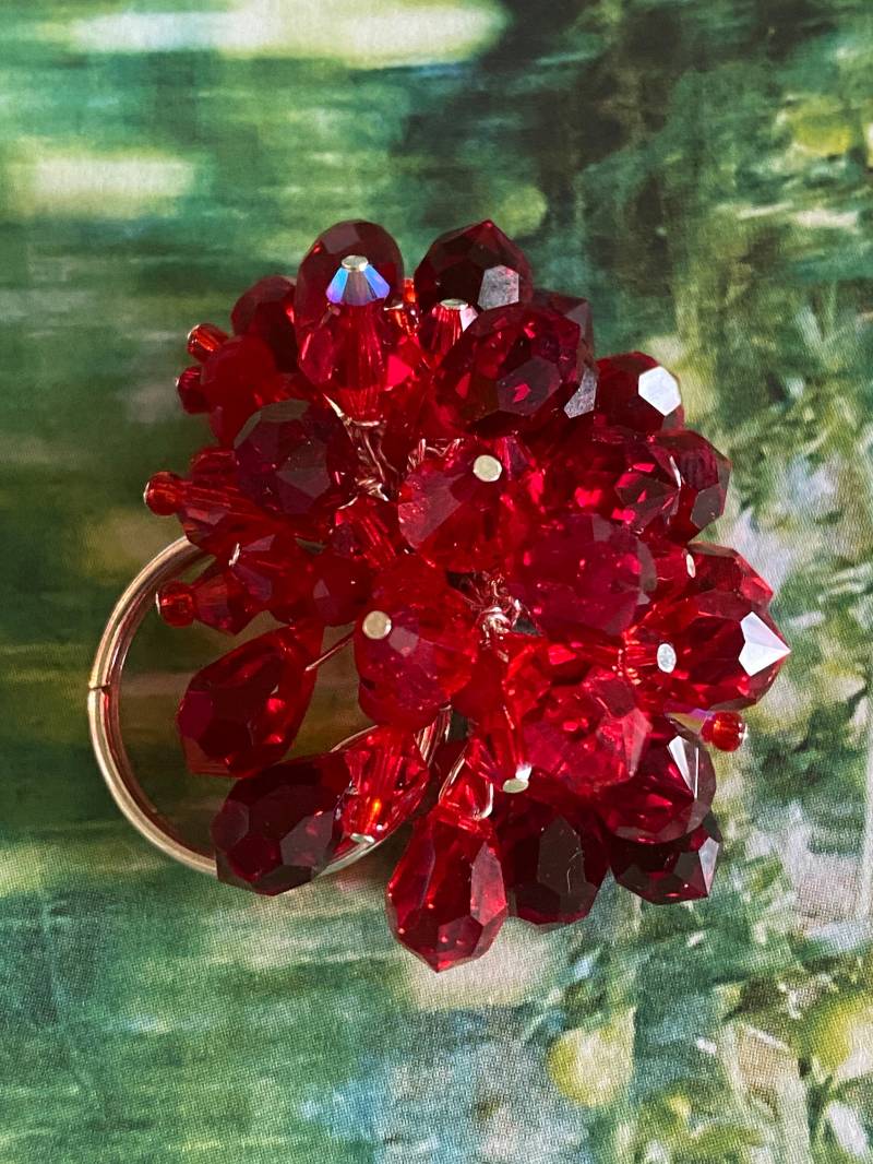 Cocktail Ring Einstellbar Valentinstag Rote Perlen Kristall Scharlachrot Und Rubinrot Kristalle von BrooklynBodyBling