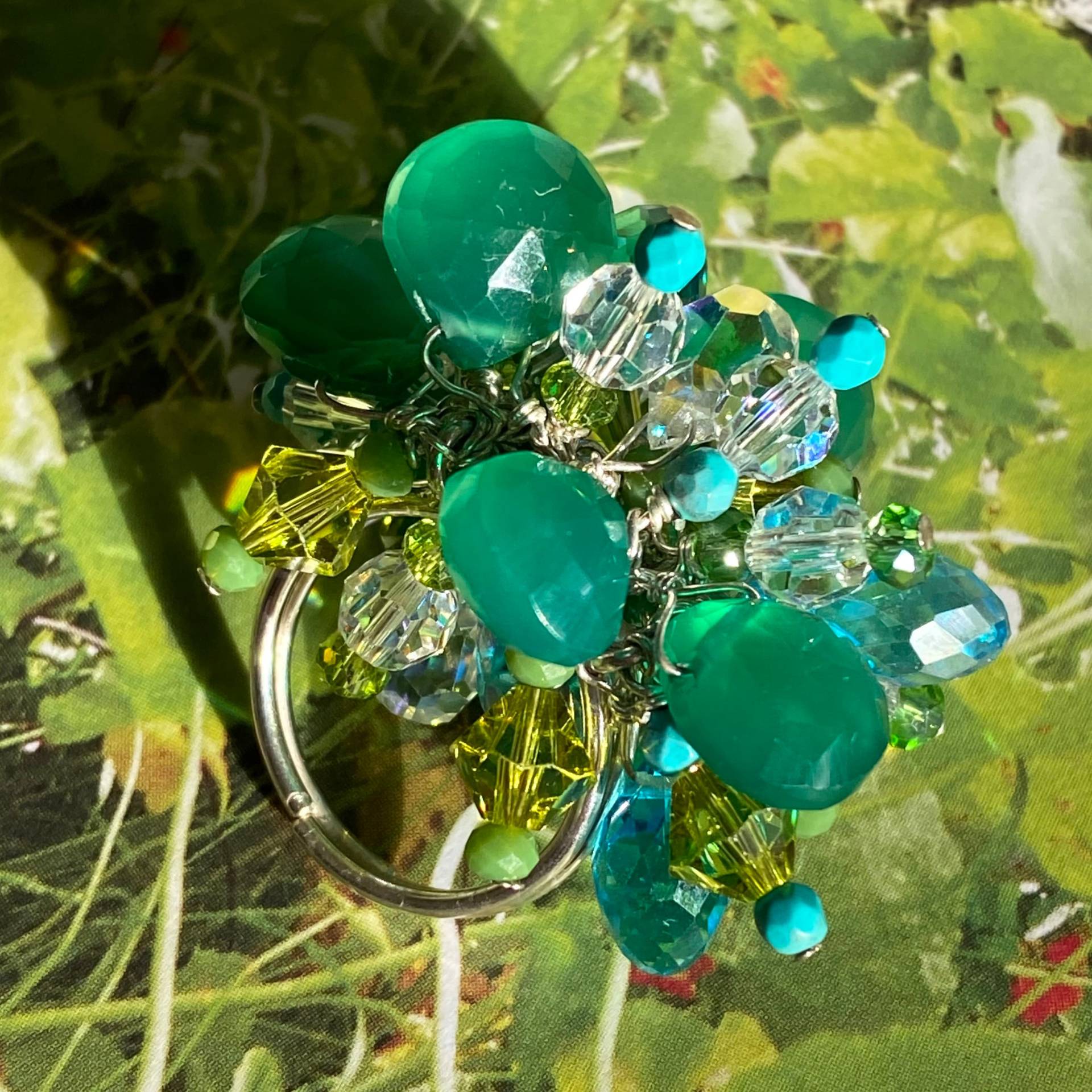 Cocktail Ring Einstellbare Perlen Smaragd Dschungel-Kristall Und Chalcedon in Hellem Aqua von BrooklynBodyBling