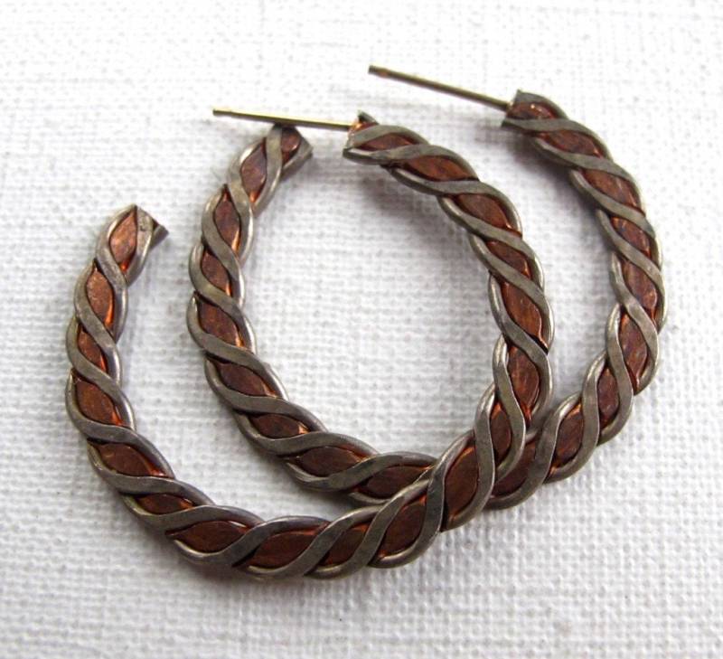 Vintage Kupfer Und Silber Twisted Hoop Ohrringe | 2 Paare | J525 von BrooklynCharmSupply
