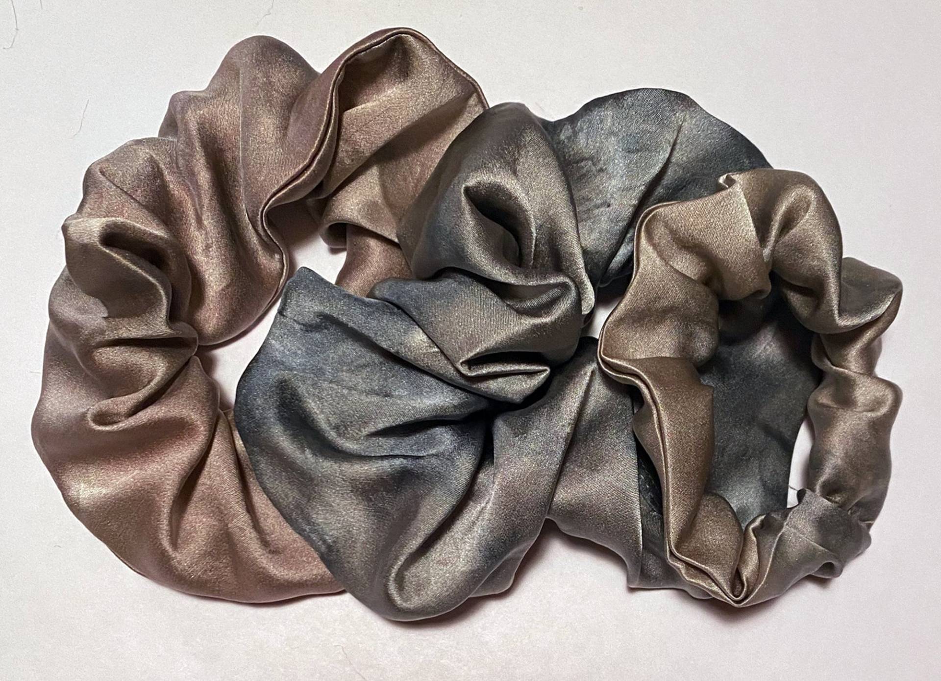 3Er Set - Tie-Dye Seidensatin Scrunchies Gemischte Farben & Größen 3Er Set - Tie-Dye Seidensatin Scrunchies Gemischte Farben & Größen von BrooklynSilkLodge