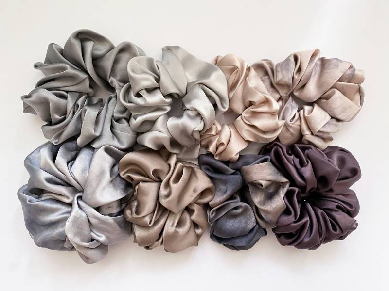 Handgefärbtes Seidensatin Scrunchie - Einzeln Verkauft 100% Silk Solid & Tie-Dye Custom Colors Handgefärbtes Seidensatin Scrunchie - Einzeln Verkauft 100% Silk Solid & Tie-Dye Custom Colors von BrooklynSilkLodge