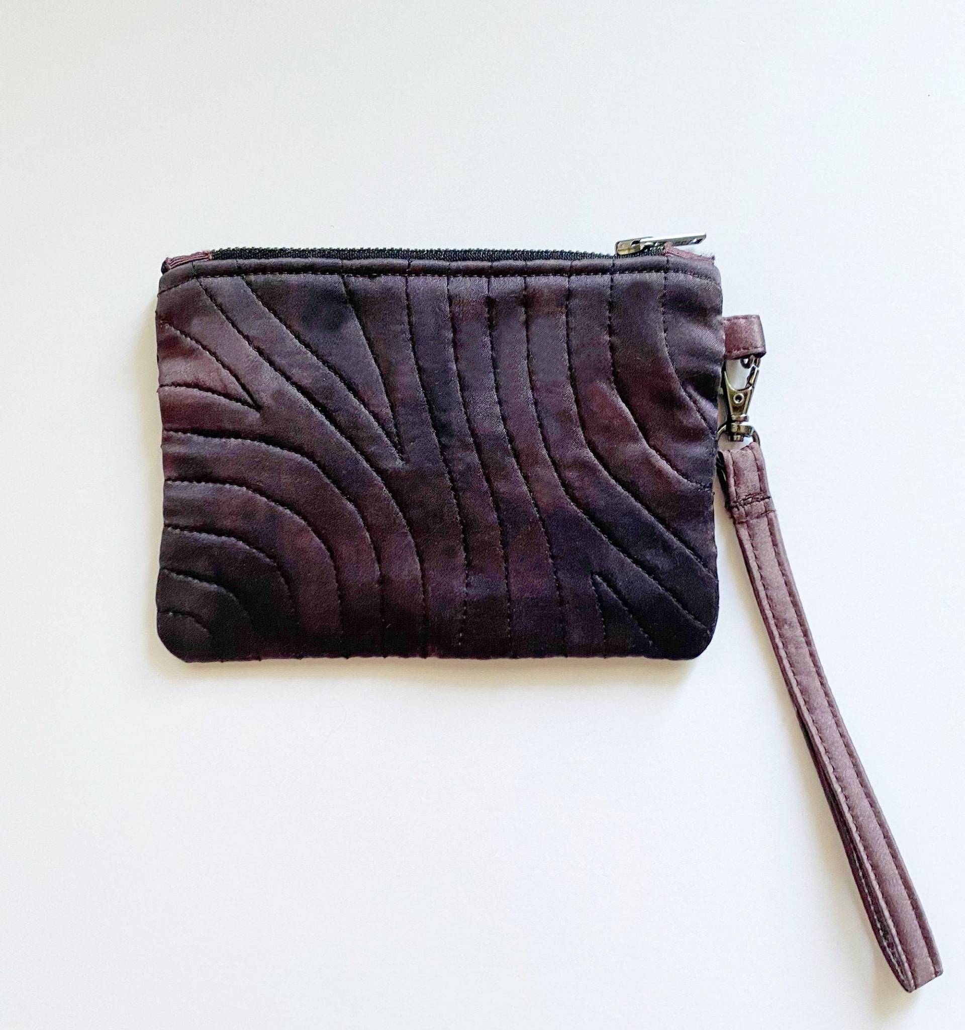 Handgefärbtes Armband Aus Seidensatin Gesteppte Clutch Mit Abnehmbarem Riemen Handgefärbtes Armband Aus Seidensatin Gesteppte Clutch Mit Abnehmbarem Riemen von BrooklynSilkLodge