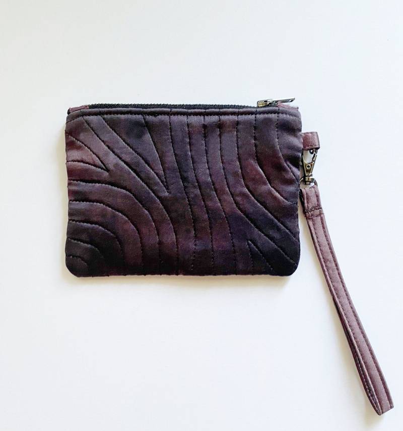 Handgefärbtes Armband Aus Seidensatin Gesteppte Clutch Mit Abnehmbarem Riemen Handgefärbtes Armband Aus Seidensatin Gesteppte Clutch Mit Abnehmbarem Riemen von BrooklynSilkLodge