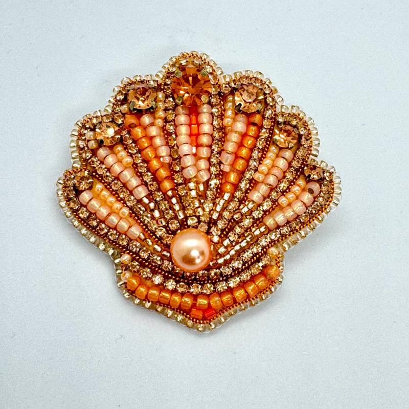 Handmade Beaded Seashell Brooch With Pearl Accent - Ocean-Inspired Statement Pin von BroscheMascha