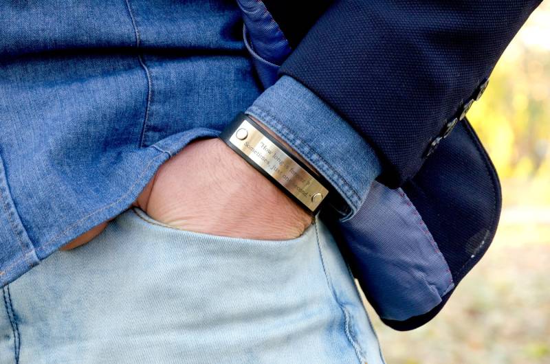 Personalisiertes Zitat Armband, Schwarzes Herrenarmband, Spruch Lederarmband, Graviertes Stahl Und Leder, Herrenarmband von BroscolorsDesign