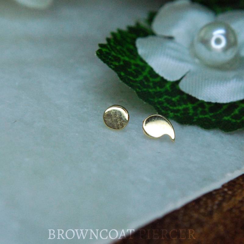 Junipurr 14K Solid Gold Semikolon Threadless End Set - Körperschmuck, Paar Disc Und Komma von BrowncoatPiercer