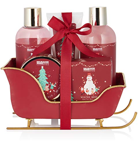 BRUBAKER Cosmetics Bade- und Dusch Set Winter Beeren Duft - 6-teiliges Geschenkset im Schlitten Weihnachten - Weihnachtsset für Frauen und Männer von BRUBAKER