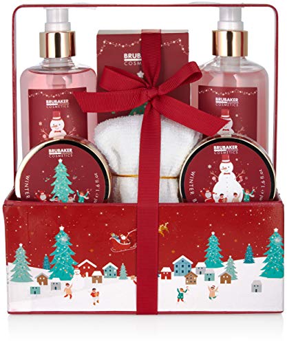 BRUBAKER Cosmetics Bade- und Dusch Set Winter Beeren Duft - 7-teiliges Geschenkset im weihnachtlichen Pflanzkasten mit Handtuch Weihnachten - Weihnachtsset für Frauen und Männer von BRUBAKER