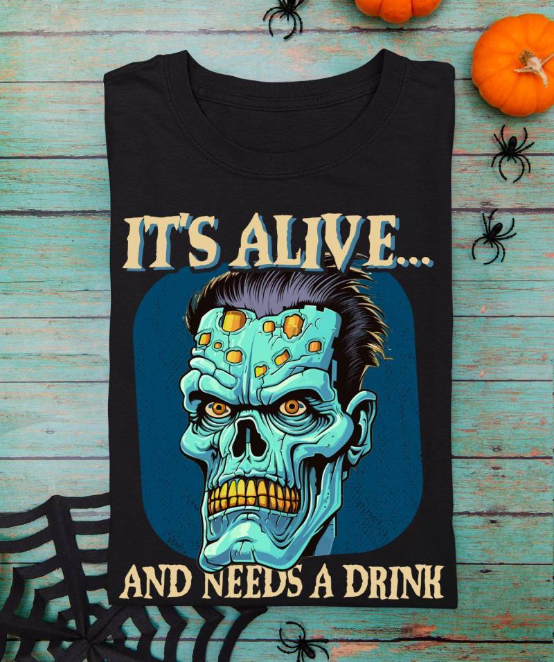 Es Ist Lebendig Und Braucht Einen Drink, Bekommt Franky, Halloween Shirt, Frankenstein Shirts, Lustiges Halloween, Kostüm Trinkende Shirts von BruhCatShirts