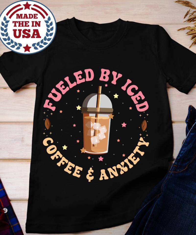 Angetrieben Durch Eiskaffee & Angst T-Shirt Trendiges Grafik-T-Shirt von BruhCatShirts