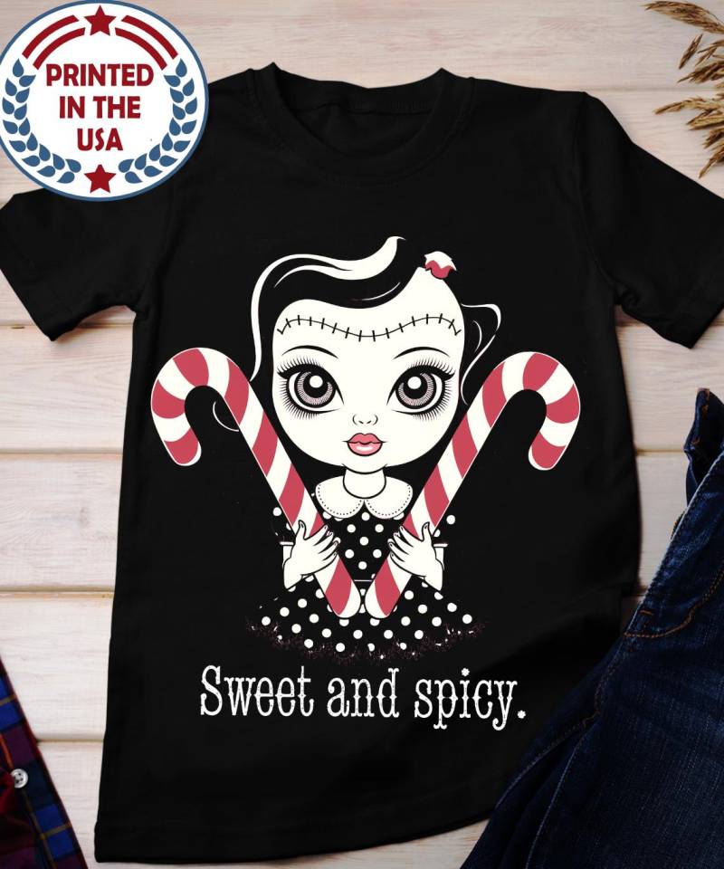 Süßes Und Würziges Goth Mädchen T-Shirt - Unisex Jersey Kurzarm T-Shirt, Lustiges Süßes Weihnachts-T-Shirt, Gothic Weihnachten Halloween von BruhCatShirts