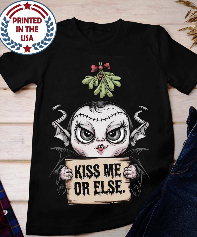 Süßes Vampir Kiss Me Or Else T-Shirt, Lustiges Halloween Weihnachten Unter Dem Mistelzeh, Unisex Jersey Kurzarm Urlaub von BruhCatShirts