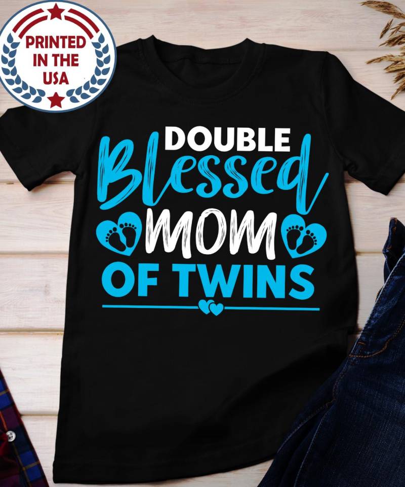 Zwei Jungen Zwillinge Mom Shirt, Doppelt Gesegnete Mutter Der Twin Mama T-Shirt, Geschenk Für Die Neue von BruhCatShirts