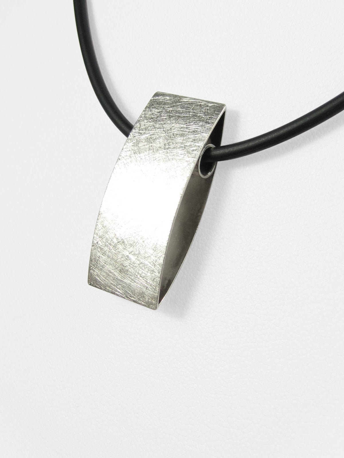 Gewölbter Anhänger - Silber Beidseitig Tragbar Gewölbter Anhänger - Silber Beidseitig Tragbar von BruhnsUndGassmann