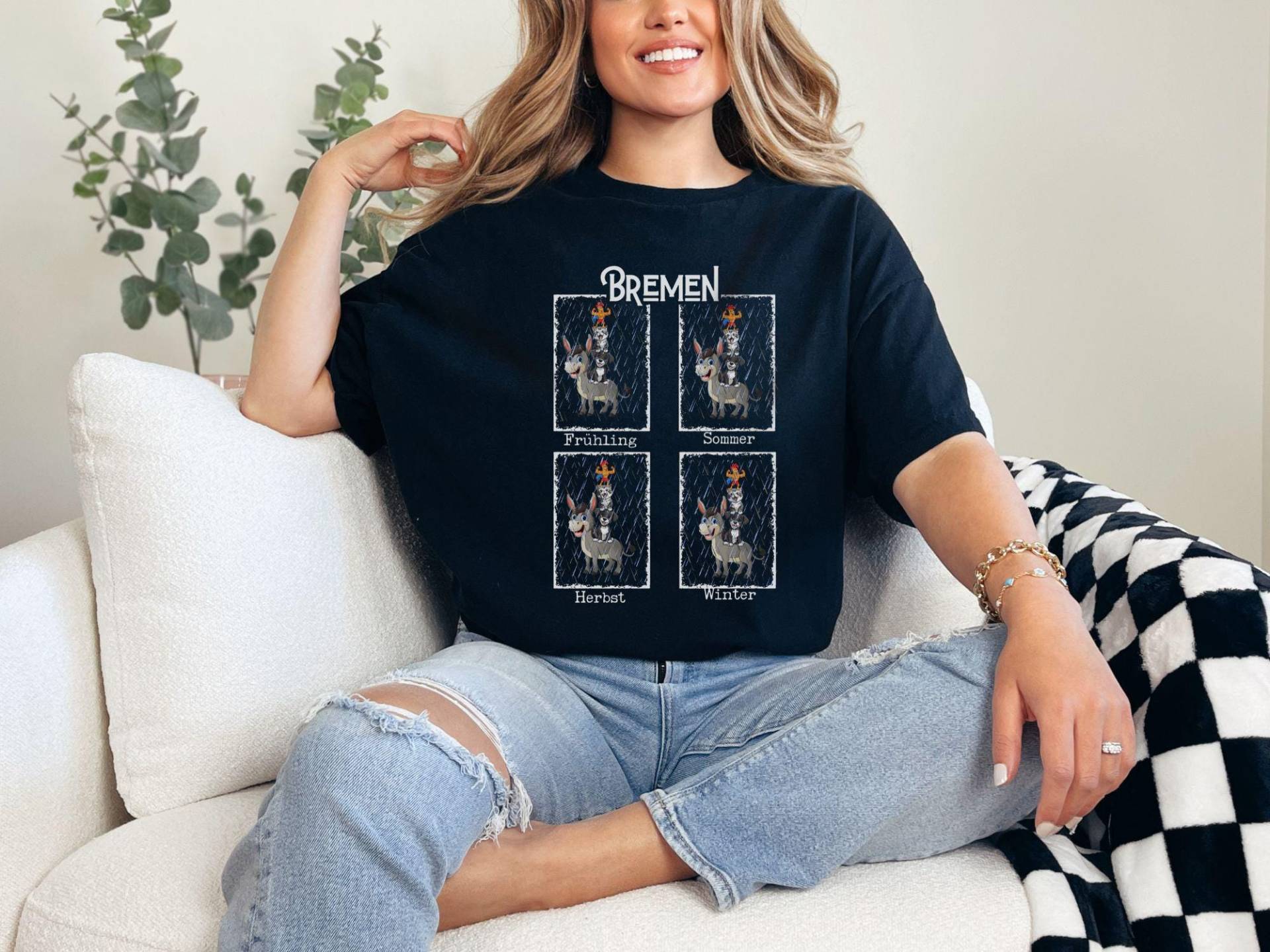 Bremer Stadtmusikanten T-Shirt - Lustiges Bremen Shirt Mit Regen & Jahreszeiten | Geschenk Norddeutschland Humor Bremer Stadtmusikanten T-Shirt - Lustiges Bremen Shirt Mit Regen & Jahreszeiten | Geschenk Norddeutschland Humor von Brummkatze