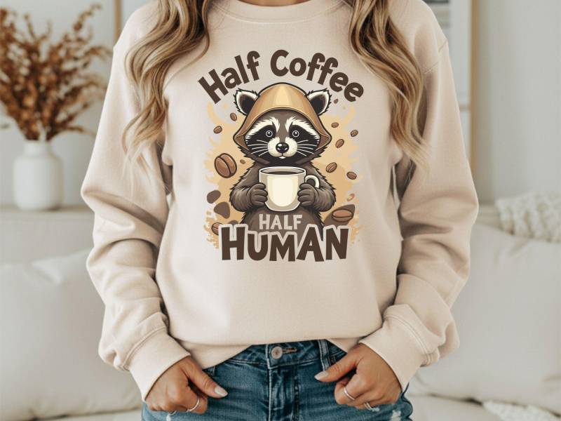 Lustiges Waschbär Kaffee Sweatshirt, Koffein-Junkie Geschenk, Half Coffee Human Shirt von Brummkatze