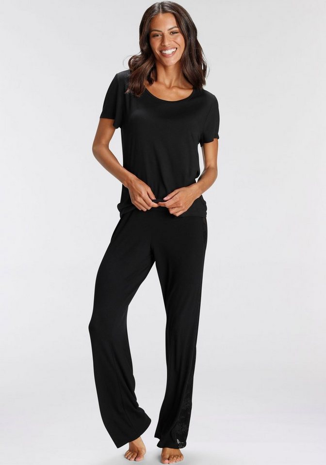 Bruno Banani Pyjama (2 tlg) mit schönen Spitzendetails von Bruno Banani