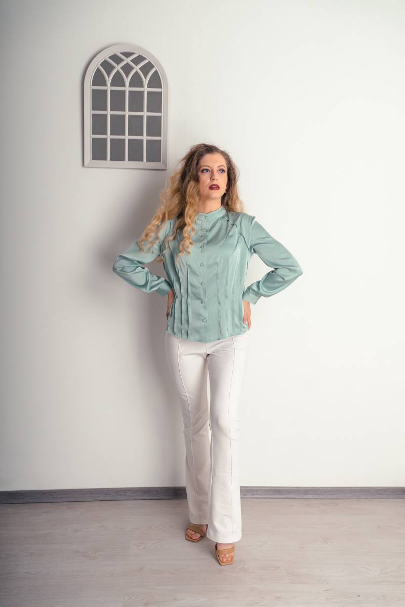 Mintfarbene Transparente Satin-Bluse "St.pancras" Button Up Bluse Stehkragen Freizeit - Und Abendgarderobe Shirt Größe Bei Modell M von BubbanaBoutique