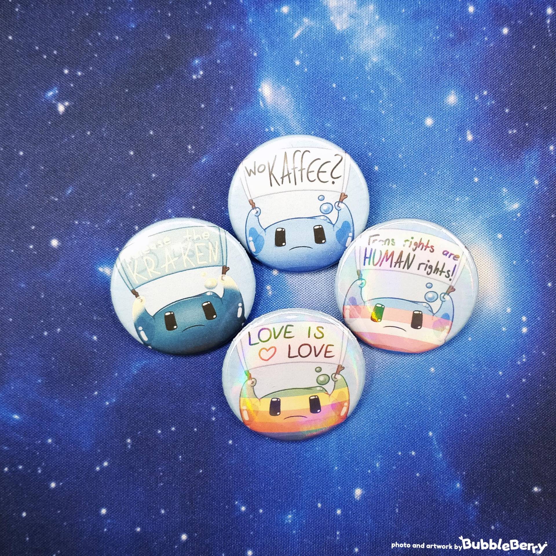 Protest Slimes 38mm Button - Matte/Regenbogen Folie Sicherheitsnadel Verschluss Love Is Love, Transrights Are Human Rights, Kaffee, Kraken Protest Slimes 38mm Button - Matte/Regenbogen Folie Sicherheitsnadel Verschluss Love Is Love, Transrights Are Human Rights, Kaffee, Kraken von BubbleberryInk