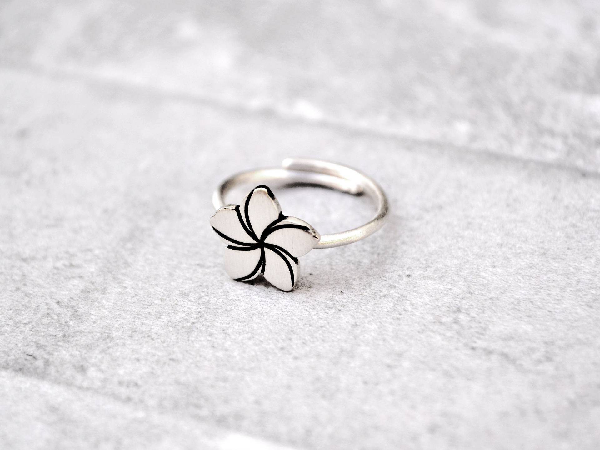 Handgemachte Oxidierte Sterling Silber Plumeria Ring Einstellbare Frangipani Schmuck von Bubblebox