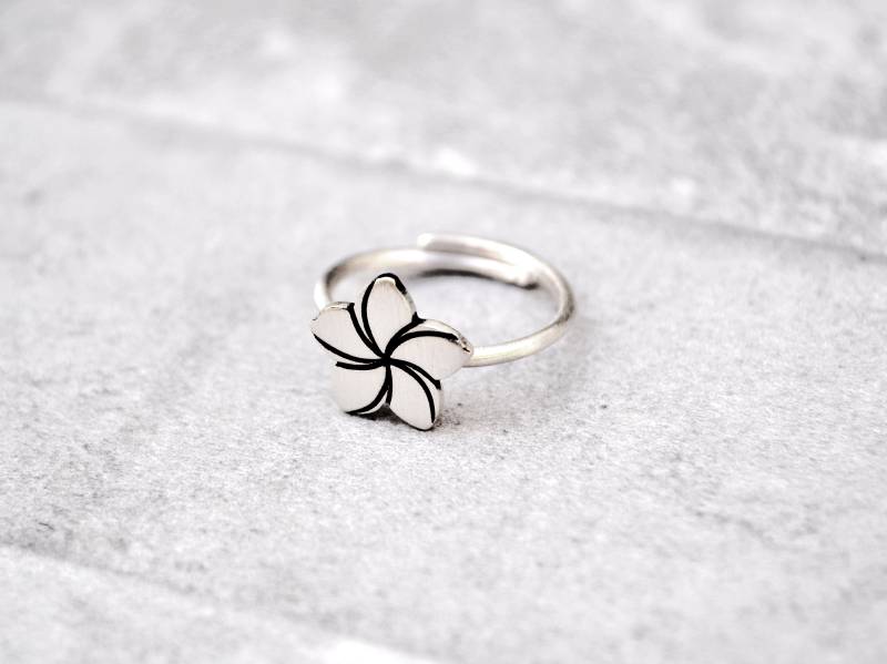Handgemachte Oxidierte Sterling Silber Plumeria Ring Einstellbare Frangipani Schmuck von Bubblebox