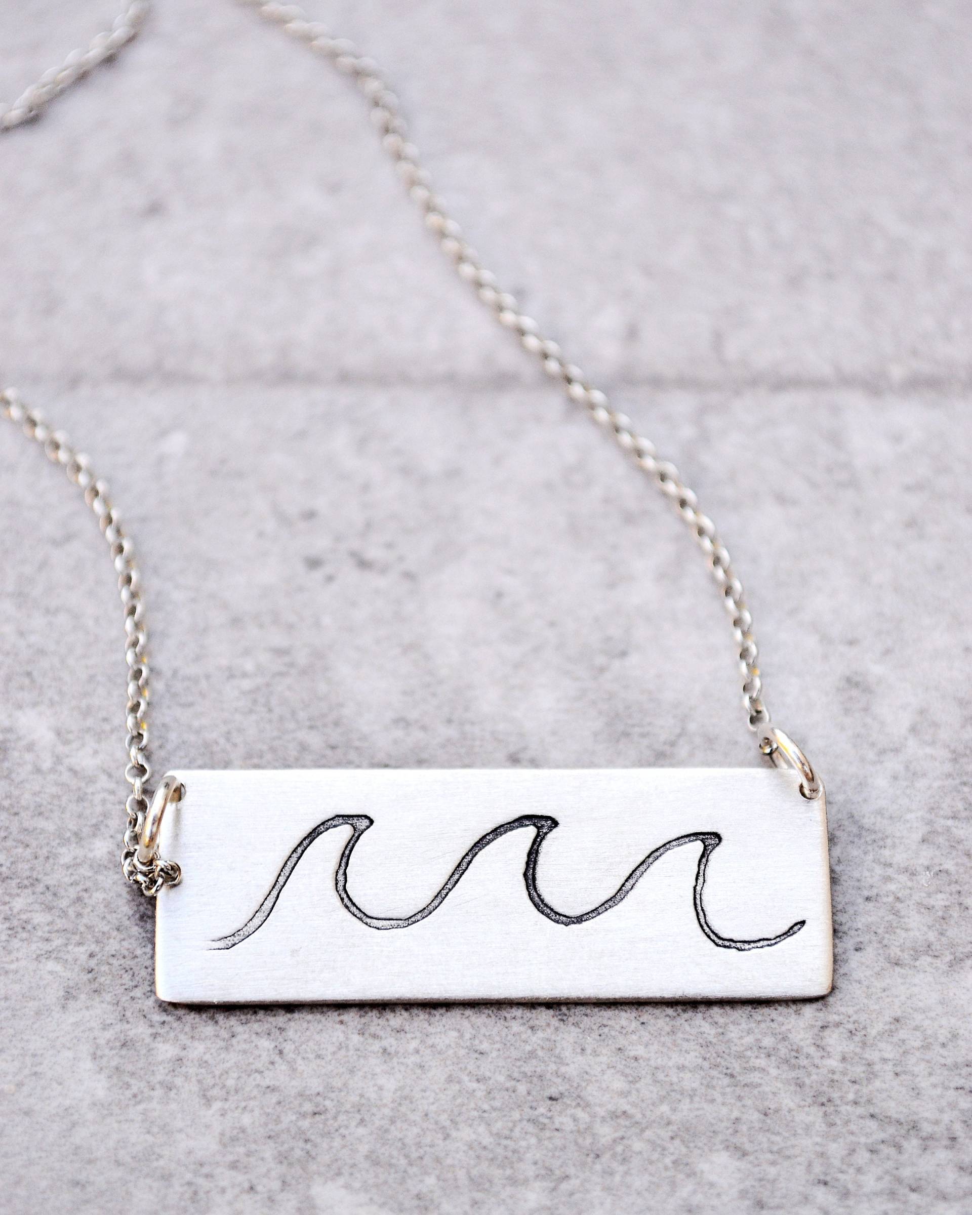 Oxidierte Sterlingsilber-Wellen-Halskette - Surf-Schmuckgeschenk von Bubblebox