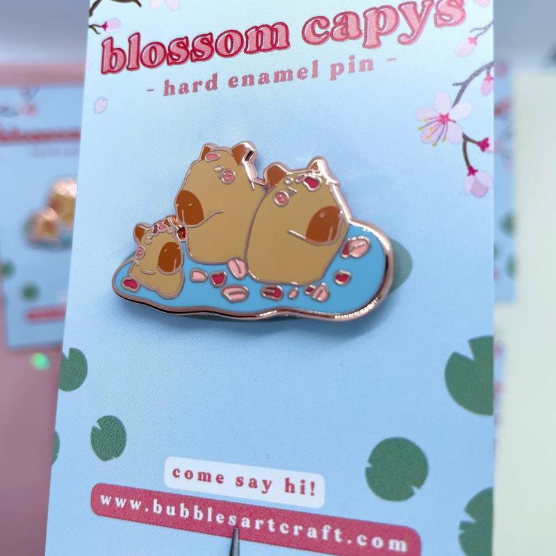 Blüte Capybara Pin | Hard Emaille Rotgold Capy Kawaii Set Anstecker Süßer Blüte Capybara Pin | Hard Emaille Rotgold Capy Kawaii Set Anstecker Süßer von BubblesArtCraft
