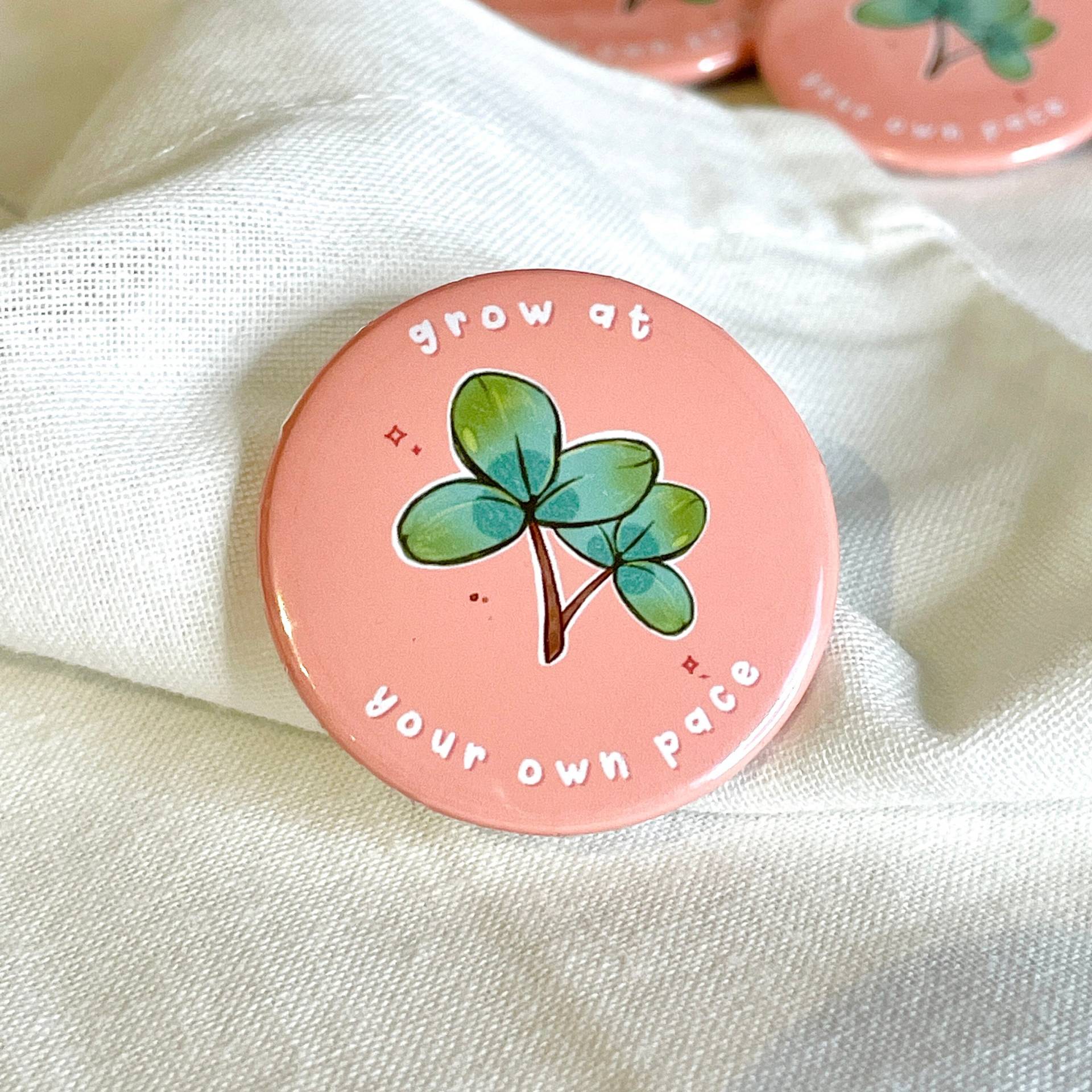 Selbst Wachstum Button Pin | Affirmation Abzeichen Positive Anstecknadel Stifte Für Mentale Gesundheit 37 Mm Handarbeit Selbstliebe Klee Pflanze Selbst Wachstum Button Pin | Affirmation Abzeichen Positive Anstecknadel Stifte Für Mentale Gesundheit 37 Mm Handarbeit Selbstliebe Klee Pflanze von BubblesArtCraft