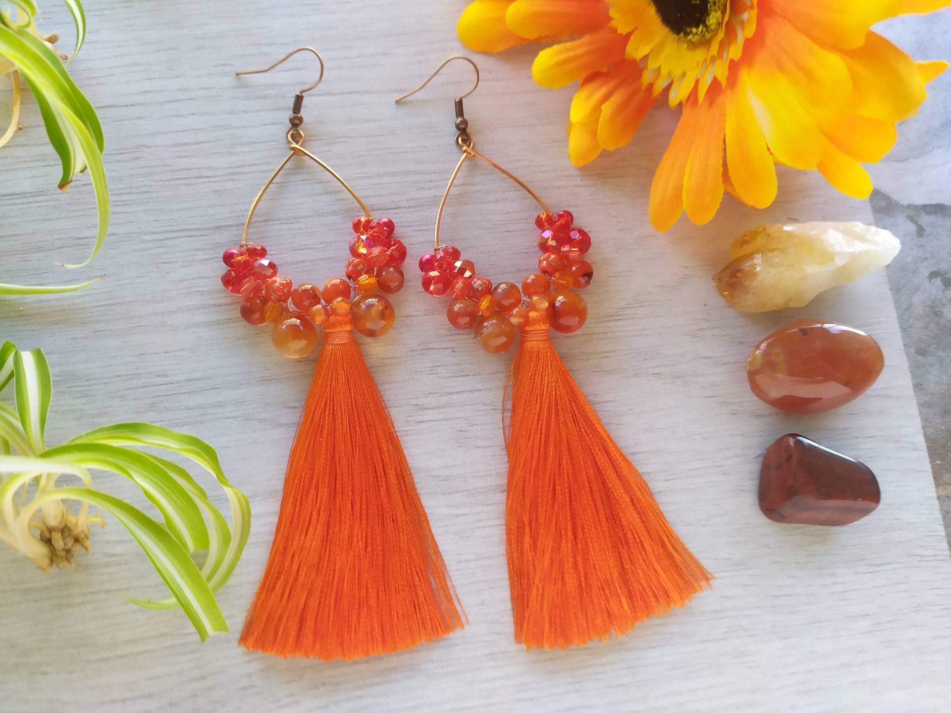 Orange Und Rote Quaste Sprudelnde Creolen, Boho Orange Ohrringe, Lebendige Karneol-Kronleuchter Lange Perlen Ohrringe Mit Quasten von BubblyHoops