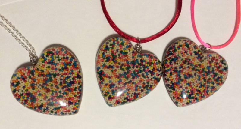 Resin Candy Sprinkle Herz Halskette - Versilberte Kette von Bubbyfly