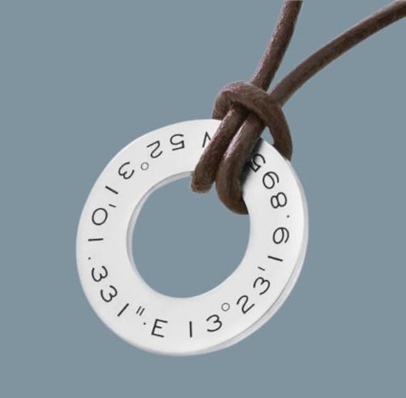 Namenskette Herrenschmuck Koordinaten Männerkette Leder Ziehknoten Verschluss Verstellbar 23mm Silberanhänger 925 Personalisiert Daten Text von BubiduDE