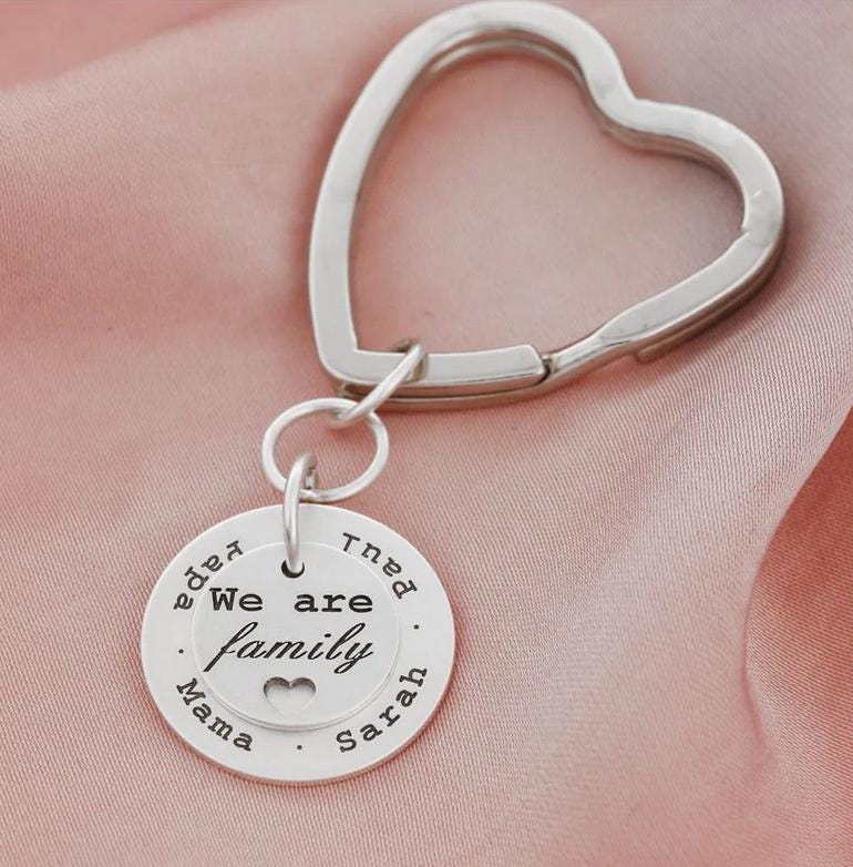 Schlüsselanhänger Namen Familie Schlüsselring Gravur Familien Anhänger Name Kinder Charm Familienschmuck Geschenk Mann Vater Opa Schmuck von BubiduDE