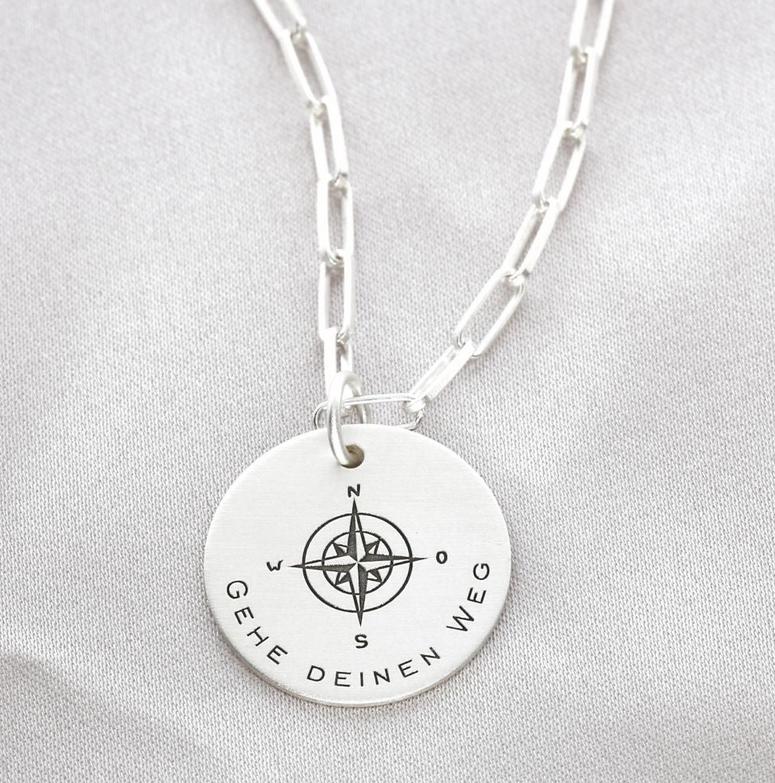 17mm Anhänger Matt Kompass Windrose Gravurtext Personalisierter Schmuck Unisex Halskette Mit Paperclip Kette Massiv von BubiduDE