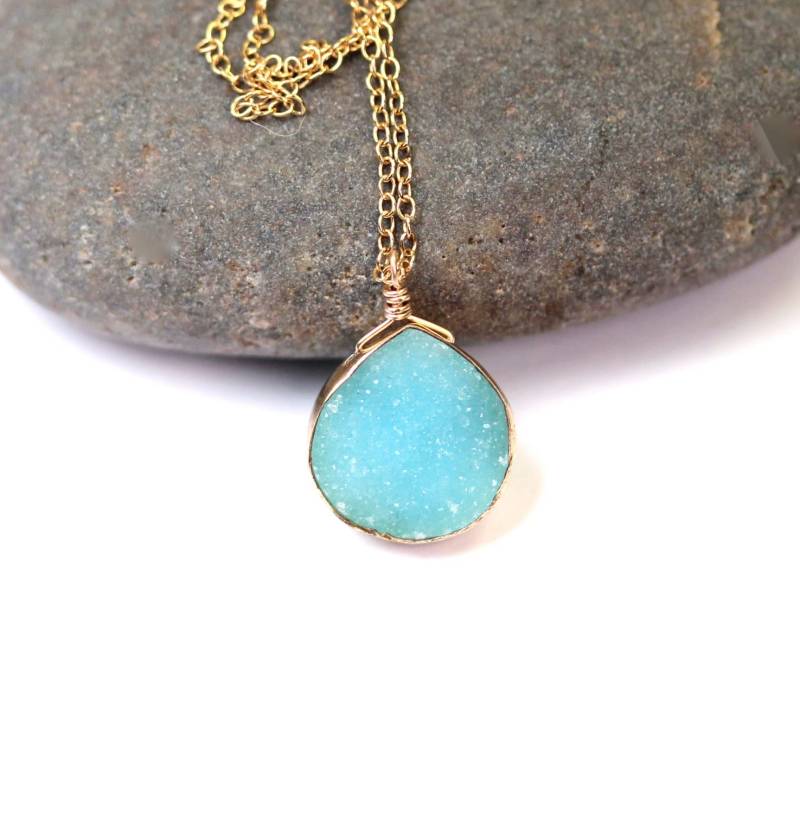 Blaue Kristall Halskette, Druzy Gold Tropfen Himmelblaue An Einer 14K Gold Filled Kette von BubuRuby