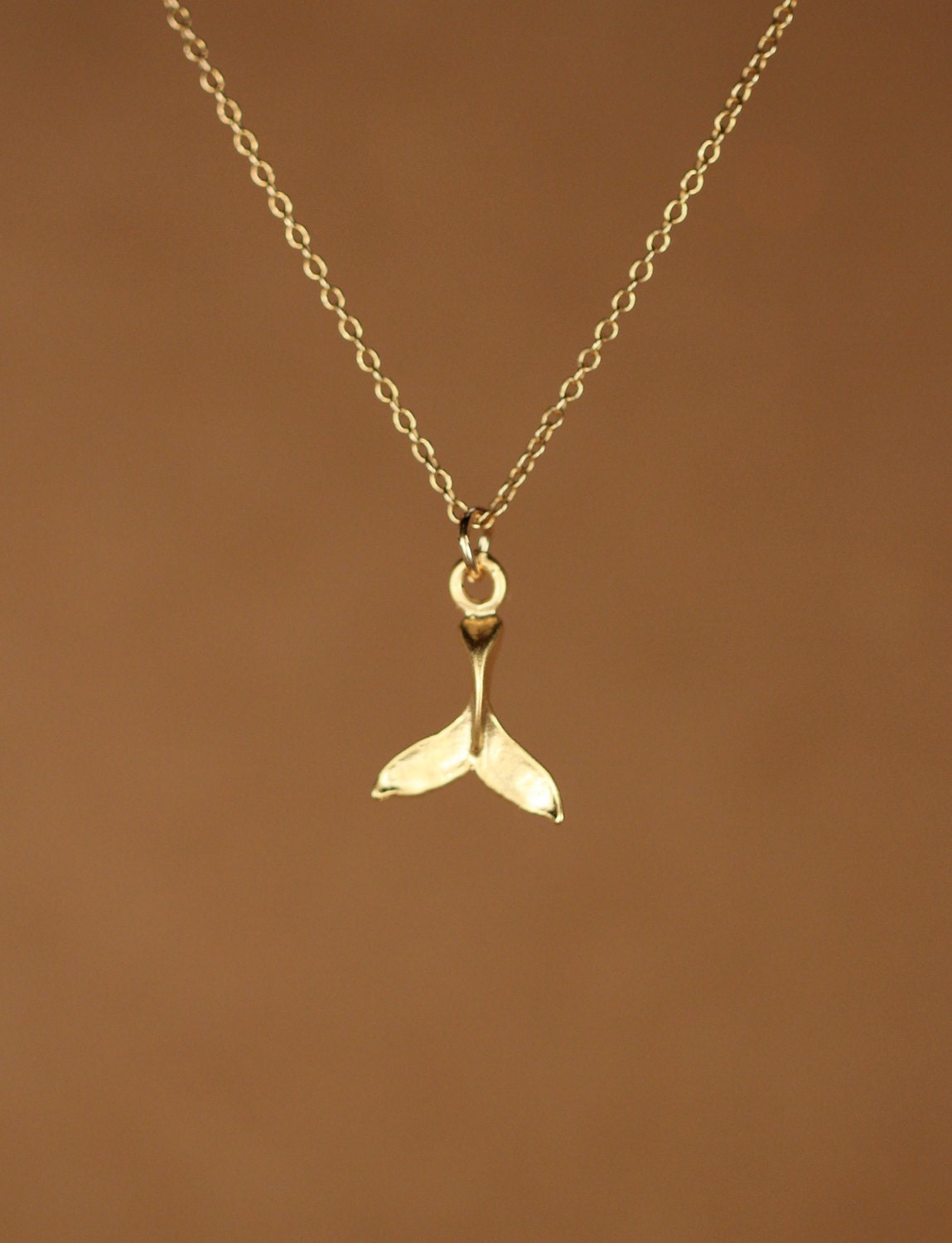 Ein 14K Gold Vermeil Walflosse Anhänger An Einer Vergoldeten Kette von BubuRuby