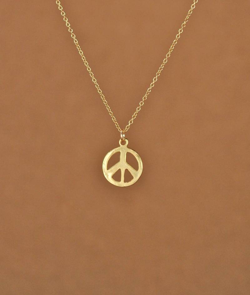 Ein 14K Vergoldetes Kleines Goldenes Peace Symbol An Einer Gold Filled Kette Ein 14K Vergoldetes Kleines Goldenes Peace Symbol An Einer Gold Filled Kette von BubuRuby
