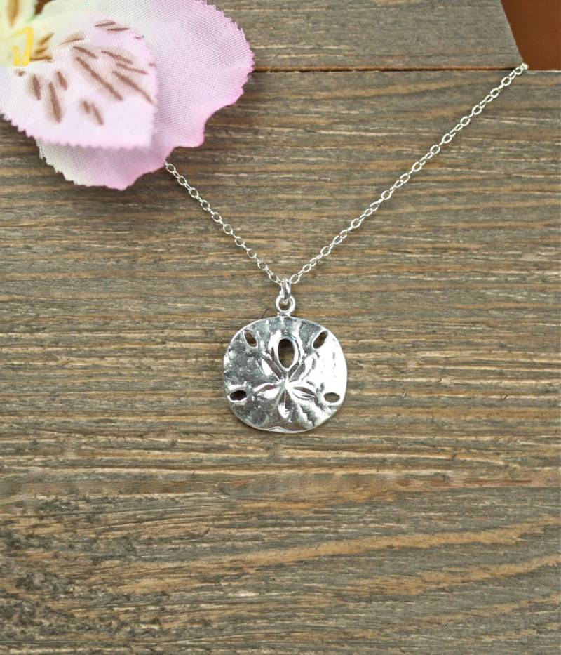 Feine Sanddollar-Halskette - Zarte Silberkette Ein Zierlicher Sterlingsilber-Sanddollar Hängt An Einer Sterlingsilber-Kette von BubuRuby