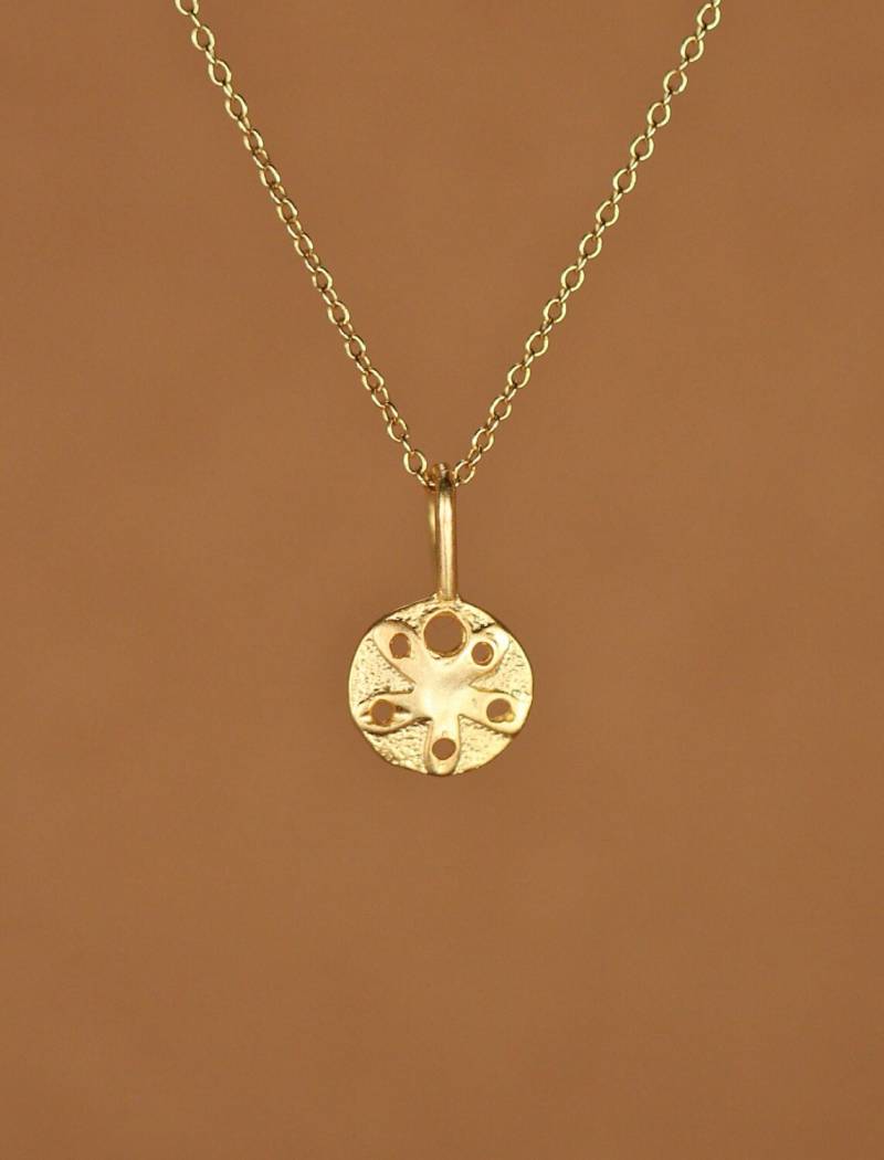 Gold Sand Dollar Halskette - Winziger Sanddollar Strand Seestern Ein Kleiner 14K Vermeil An Einer Fill Kette von BubuRuby