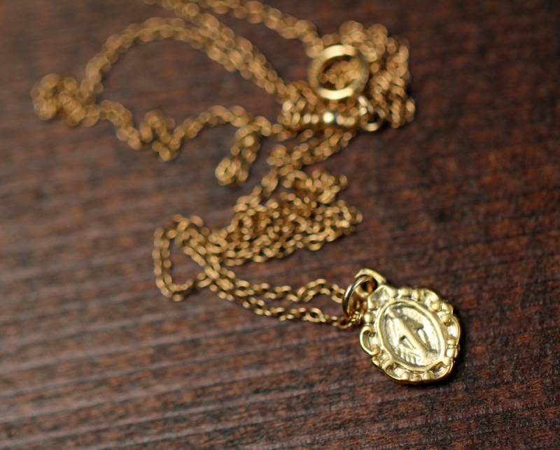 Goldene Jungfrau Maria Halskette - Schützende Religiöse Eine Winzige Goldene An Einer 14K Gold Vermeil Kette von BubuRuby