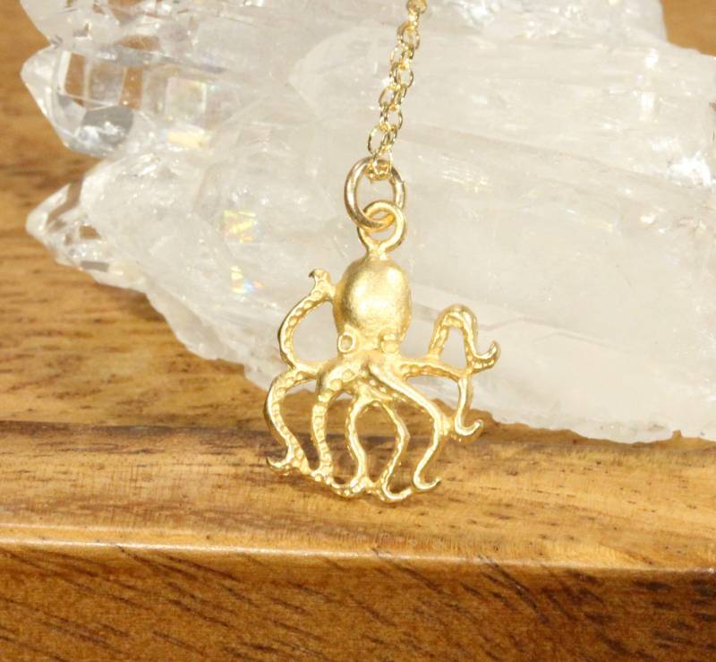 Goldene Oktopus-Halskette, Ursula-Halskette, Strand-Halskette, Meerestier, Meeresschmuck, Ein Zierlicher Goldener Oktopus An Einer Mit 14 Karat Gold von BubuRuby