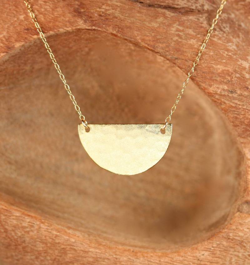 Halbkreis Kette, Gold Plättchen Halbmond Minimalistisch, Ein Aus Vermeil, Der An Einer 14K Gold Filled Kette Hängt von BubuRuby